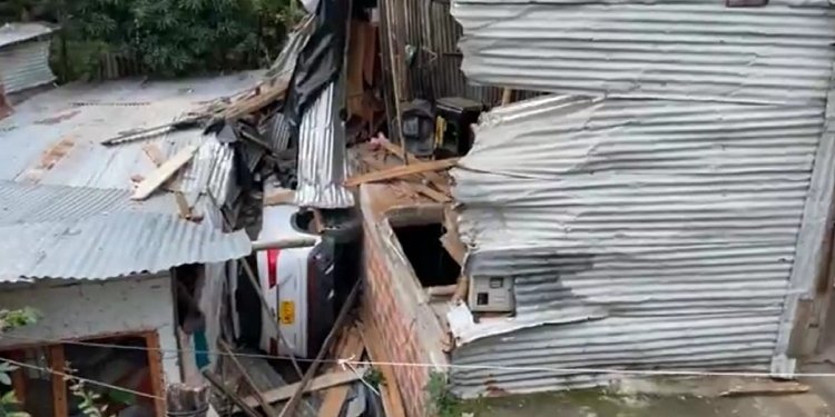 Camioneta terminó metida en una casa del barrio Tulio Varón