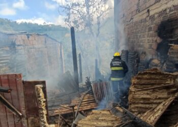 Incendio en el sector de Los Túneles afectó a varias familias y dejó un herido