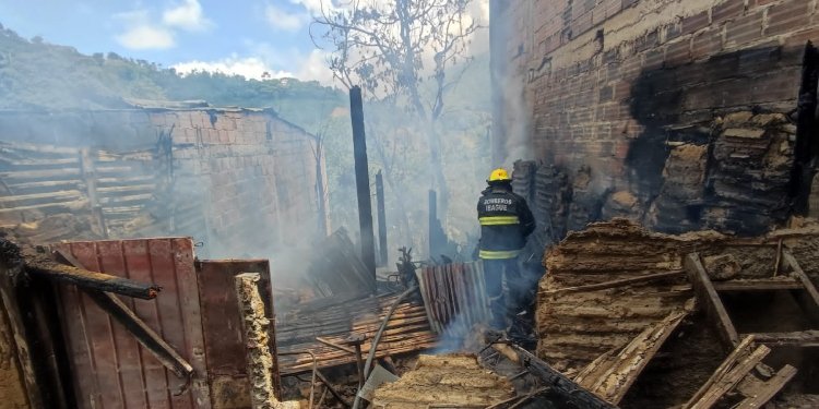 Incendio en el sector de Los Túneles afectó a varias familias y dejó un herido