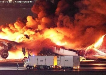 Incendio en Aeropuerto de Tokio: Avión choca y se incendia; 379 pasajeros evacuados