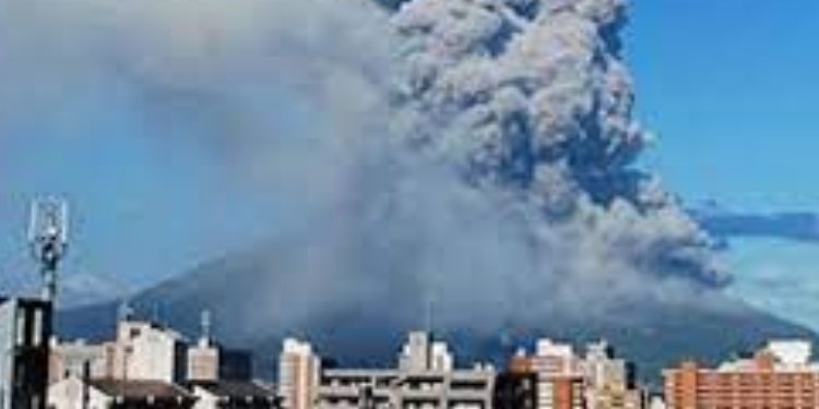 Un volcán entra en erupción en el suroeste de Japón