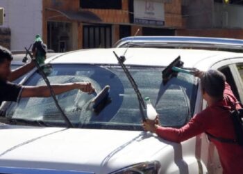 Piden a la Alcaldía, control sobre los limpiavidrios en los semáforos