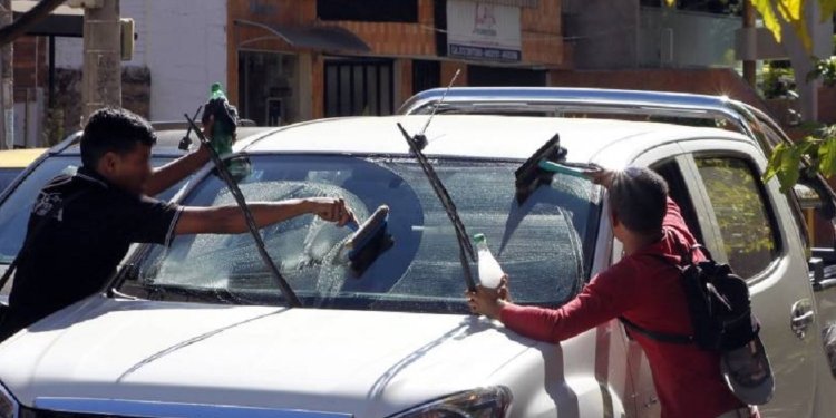 Piden a la Alcaldía, control sobre los limpiavidrios en los semáforos