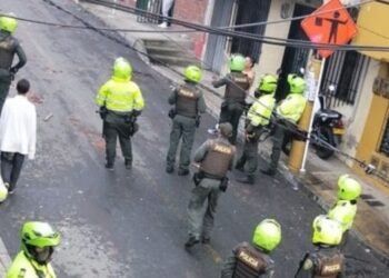 Policías fueron atender una pelea entre una pareja y seis uniformados resultaron heridos