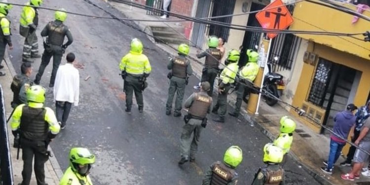Policías fueron atender una pelea entre una pareja y seis uniformados resultaron heridos