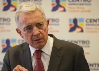 Expresidente Uribe lanza advertencia por reforma de Petro que afectaría a trabajadores y pensionados