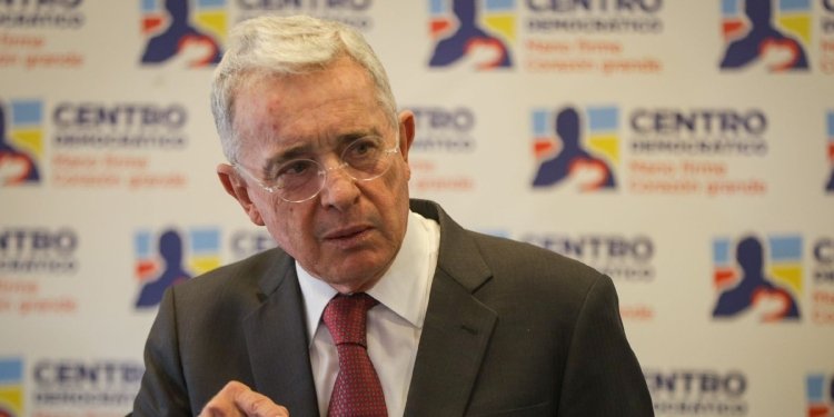 Expresidente Uribe lanza advertencia por reforma de Petro que afectaría a trabajadores y pensionados