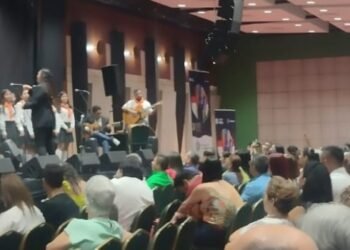 Masiva participación de niños durante la apertura del Festival de la Música Colombiana