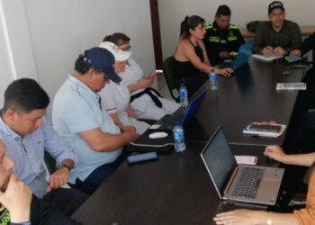 Empleados del hospital Santa Lucía protestan en la vía panamericana en Cajamarca