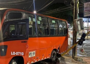 Semáforo de la calle 42 con Carrera Quinta quedó fuera de servicio por accidente de tránsito 