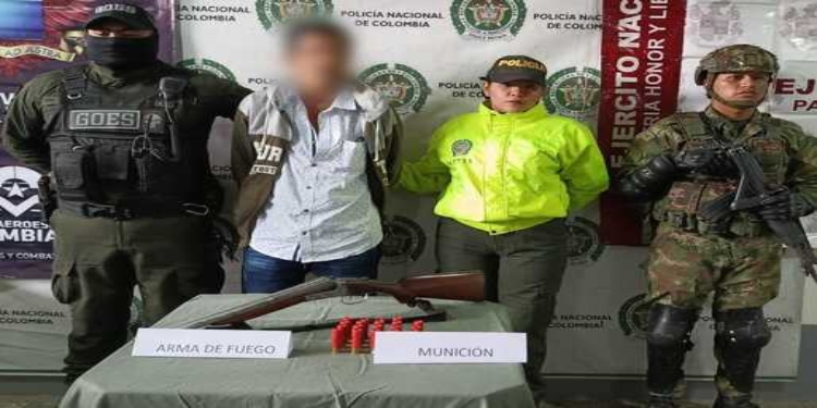 Una persona detenida con un arma de fuego