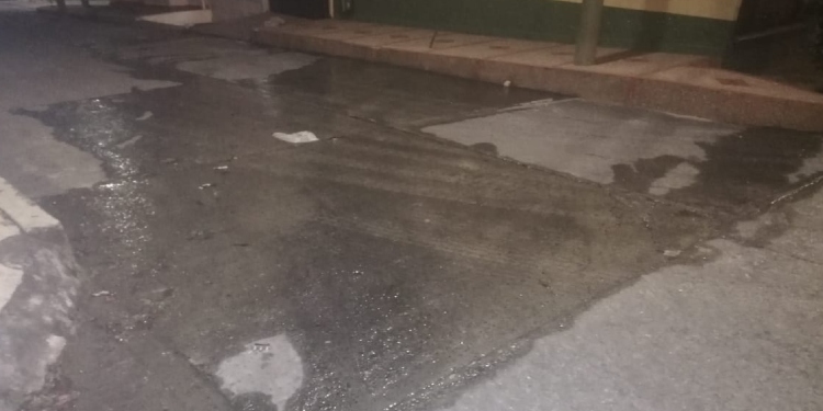 Denuncian desperdicio de agua en el barrio Macarena Parte Alta