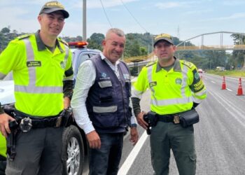 Integrantes de la policía devolvieron billetera con dinero a su propietario