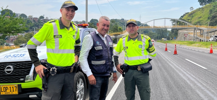 Integrantes de la policía devolvieron billetera con dinero a su propietario