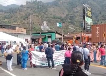 Levantan bloqueo en la vía al alto de la Línea