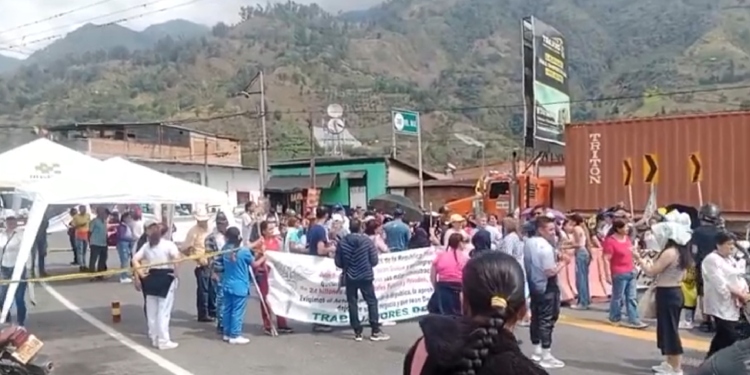 Levantan bloqueo en la vía al alto de la Línea