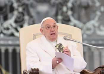 El Papa Francisco muestra el rosario de soldado ucraniano asesinado: La “locura de la guerra”