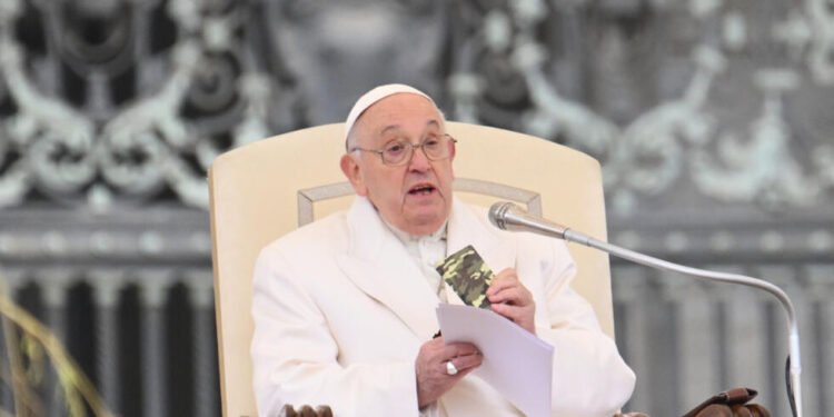 El Papa Francisco muestra el rosario de soldado ucraniano asesinado: La “locura de la guerra”