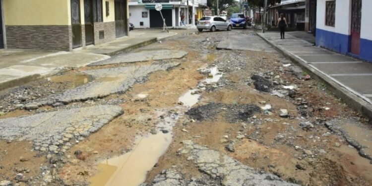 «Ninguna administración nos visita, nos tienes abandonados»: Ibaguereño denuncia mal estado de vía en el barrio Nuevo Amanecer
