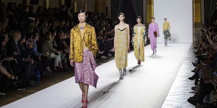 Grupo de moda español Puig anuncia su salida a bolsa con la mira en recaudar 1.250 millones de euros