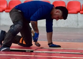 Así se avanza en la instalación del maderamen para el Sudamericano de Fútbol de Salón 