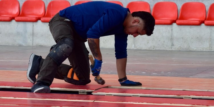 Así se avanza en la instalación del maderamen para el Sudamericano de Fútbol de Salón