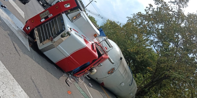 Carro Tanque Se Volcó En La Vía Espinal Flandes La Voz Del Pueblo