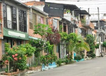 Denuncian fuga de agua sin resolver por más de 12 días