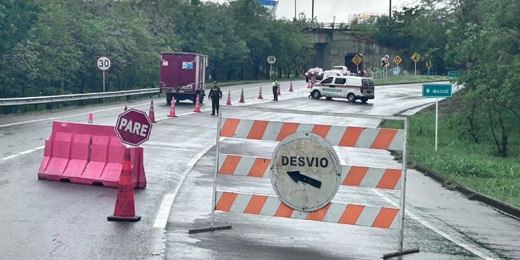 Lluvias obligan al cierre total del peaje de Gualanday 