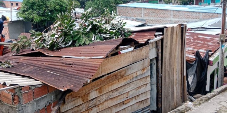 Alcaldía entregó ayudas a familias damnificadas por tormenta eléctrica en Ibagué