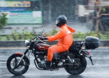 Secretaría de Movilidad recordó que en época de lluvias es mejor que los moteros usen elementos reflectivos