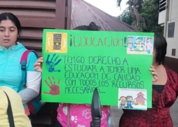 Padres de familia realizan plantón en el colegio Marcos Manuel Ruiz de Rovira