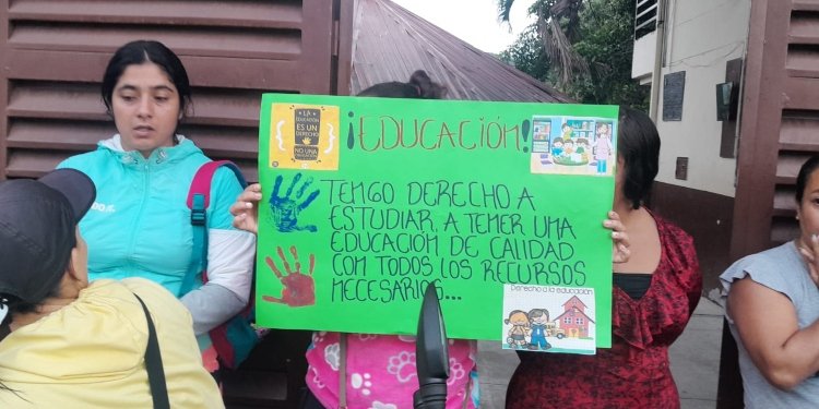 Padres de familia realizan plantón en el colegio Marcos Manuel Ruiz de Rovira