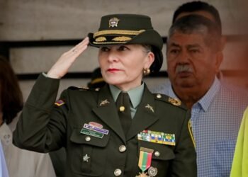 En una emotiva ceremonia, la Alcaldesa condecoró a comandante de la Policía Metropolitana que ascenderá a general