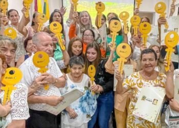 Alcaldía entregó títulos oficiales a 28 familias 