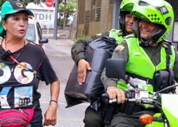 Policías de la Metib brindaron ayuda a una vendedora informal que sostiene a su familia