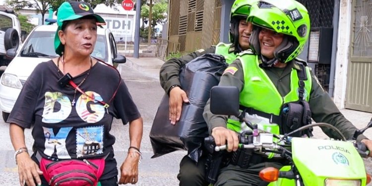 Policías de la Metib brindaron ayuda a una vendedora informal que sostiene a su familia