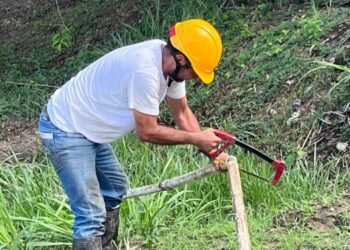 El Ibal con su  escuadrón ‘Caza Fugas’ encontró que en Picaleña se estaban robando el agua con conexiones fraudulentas