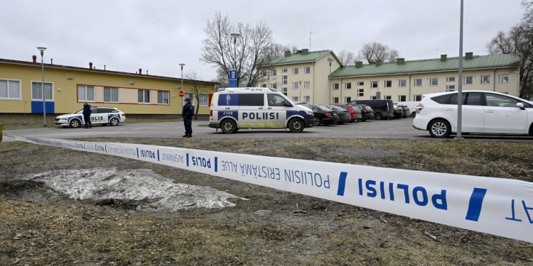 Niño de 12 años asesinó a balazos a compañero e hirió a otros dos en escuela de Finlandia