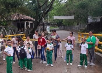 Estudiantes y padres de familia de colegio de Rovira bloquean la entrada a este municipio 