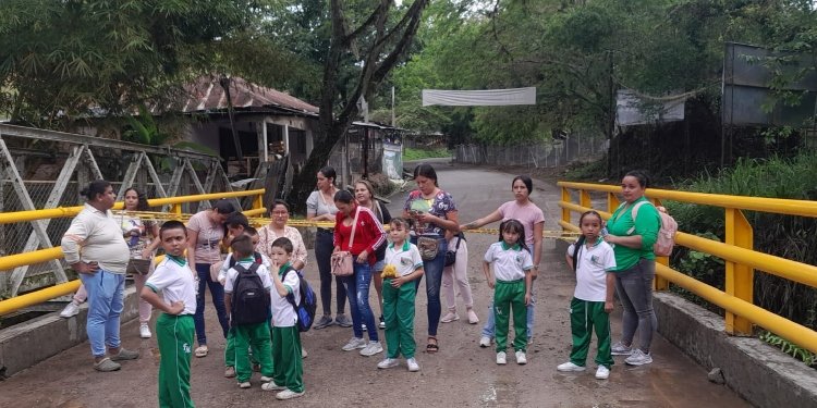 Estudiantes y padres de familia de colegio de Rovira bloquean la entrada a este municipio 