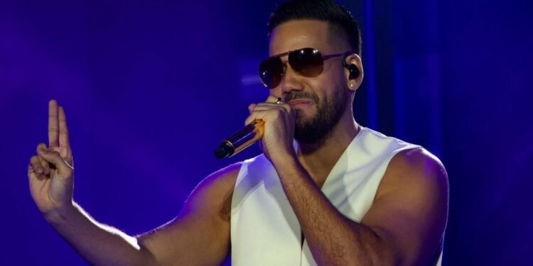 Romeo Santos desmiente rumores de paro cardíaco y asegura continuidad de su gira musical