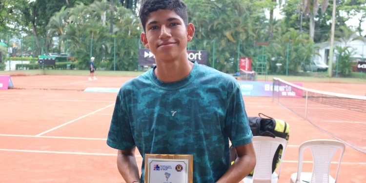 Brillante actuación de Santiago Segovia en el COSAT de Tenis 