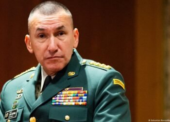 Petro destituye al comandante del Ejército colombiano en medio de crisis de seguridad