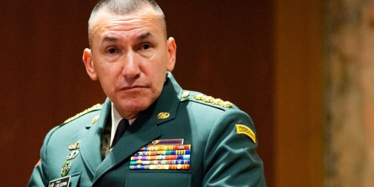 Petro destituye al comandante del Ejército colombiano en medio de crisis de seguridad
