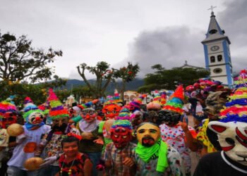 Colorido desfile de los Matachines, símbolos de la tradición tolimense