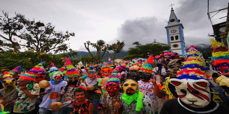 Colorido desfile de los Matachines, símbolos de la tradición tolimense