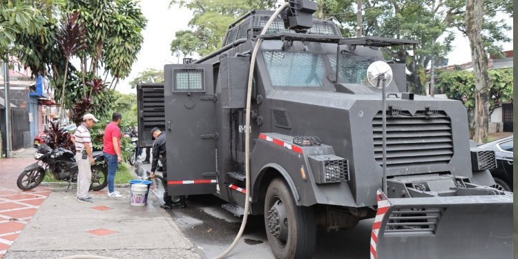 La Policía de Ibagué entregó 42.000 litros de agua potable en la ciudad