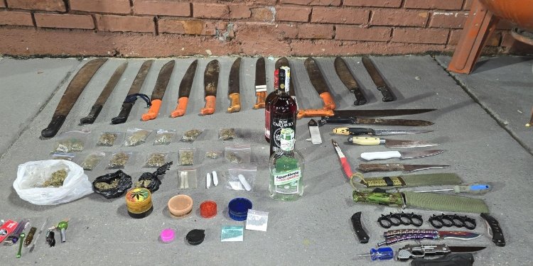 Al ingreso del partido, las autoridades incautaron cuchillos y marihuana a hinchas del Once Caldas en Ibagué