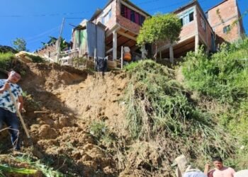 Preocupación en el barrio Cerro Gordo por deslizamiento que tapó dos viviendas